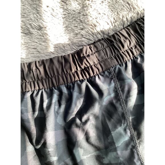 Vuori‎ women's clementine shorts black watercolor camo athletic gym - Picture 10 of 13